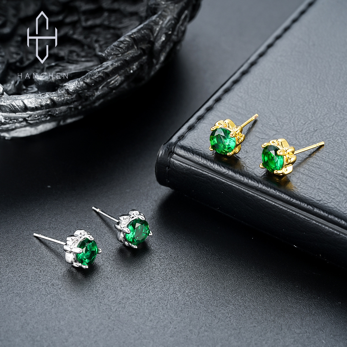 One pair, four-claw green diam - đánh giá và giá Diamond Stud Earrings